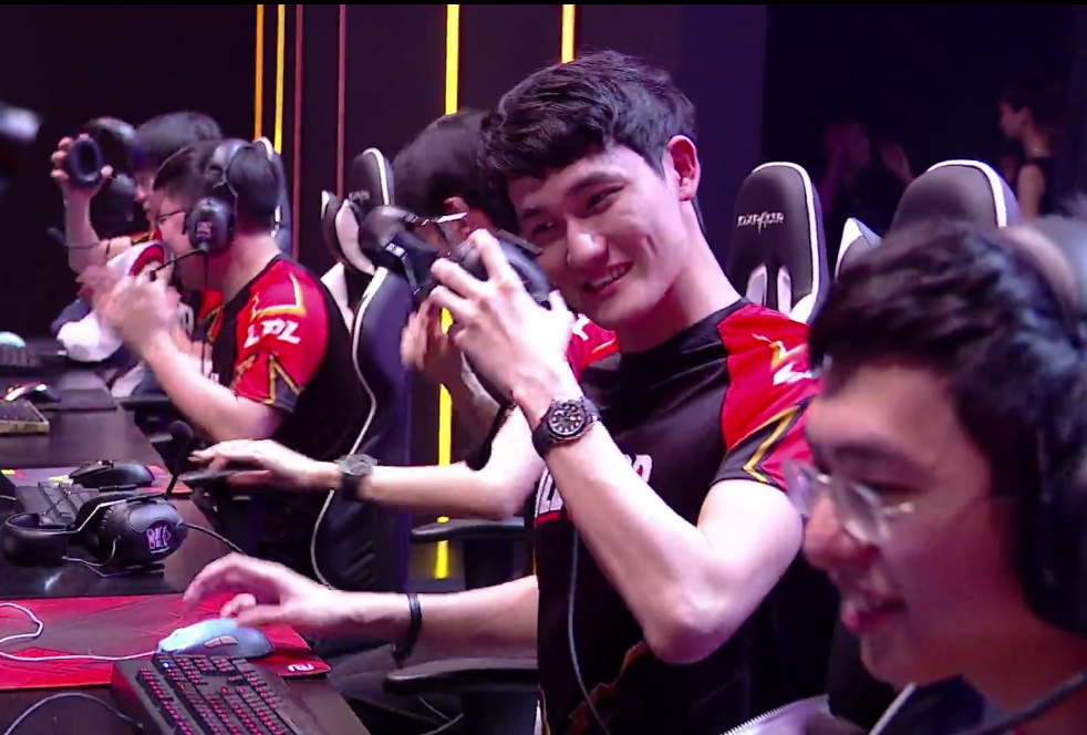 窗口期拉齐奥备战英超Uzi在切尔西比赛中惊险取胜，现场解说直呼：Doinb爆冷击败SKT