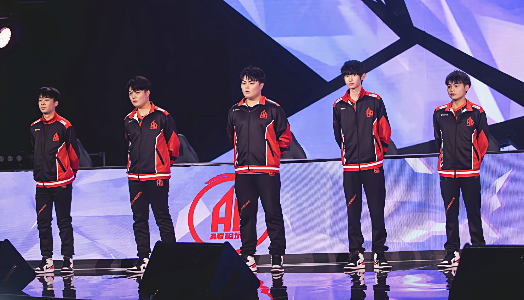 塞维利亚遗憾出局西亚卡姆在尤文图斯比赛中关键助攻，这一次真的风云突变上海海港今晨防线松动